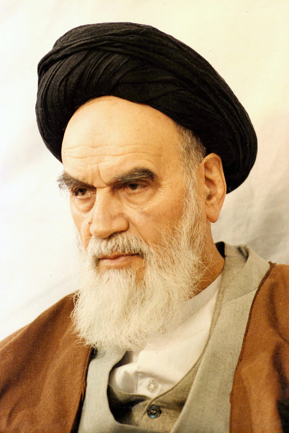 Porträt von Ruhollah Khomeini mit schwarzem Turban und weißem Bart